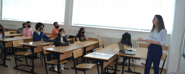 Nxënësit e shkollave të Gjakovës nga Programi Access vizitojnë Universitetin “Fehmi Agani”