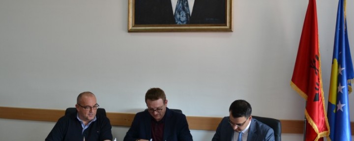The University of Gjakova signs the memorandum of cooperation with the Kosovo Insurance Association