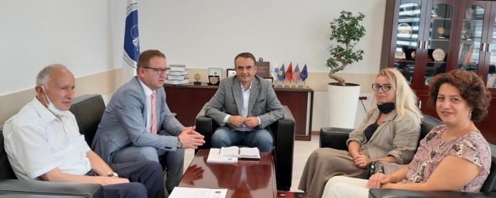 Rektori Nimani u prit në takim nga rektori Musaj në Universitetin e Mitrovicës “Isa Boletini”