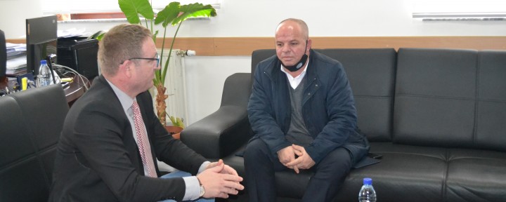 Rektori Nimani pret në takim Smajl Latifin, kryetarin e Komunës së Rahovecit