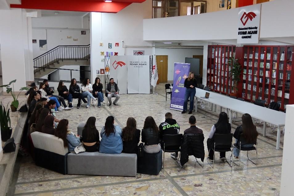 Sesion informues për projektin StartLab360 me studentët në hollin e tri fakulteteve