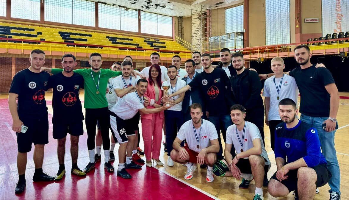 Parlamenti Studentor i Universitetit “Fehmi Agani” në Gjakovë, së bashku me Parlamentin Studentor të Universitetit “Haxhi Zeka” në Pejë, zhvilluan ndeshje miqësore sportive mes tyre
