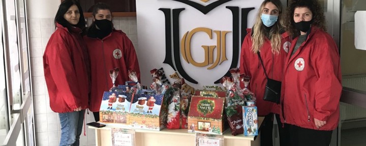 Studentët e Universitetit “Fehmi Agani” në Gjakovë sot bënë shpërndarjen e dhuratave, të cilat u dorëzuan në Kryqin e Kuq të Kosovës - Dega në Gjakovë