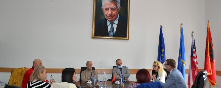 Rektori Nimani takoi përfaqësues të institucioneve lokale