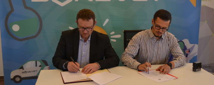 Sot në ambientet e BONEVET në Gjakovë u nënshkrua marrëveshje bashkëpunimi në  mes të BONEVET dhe Universitetit “Fehmi Agani” Gjakovë!