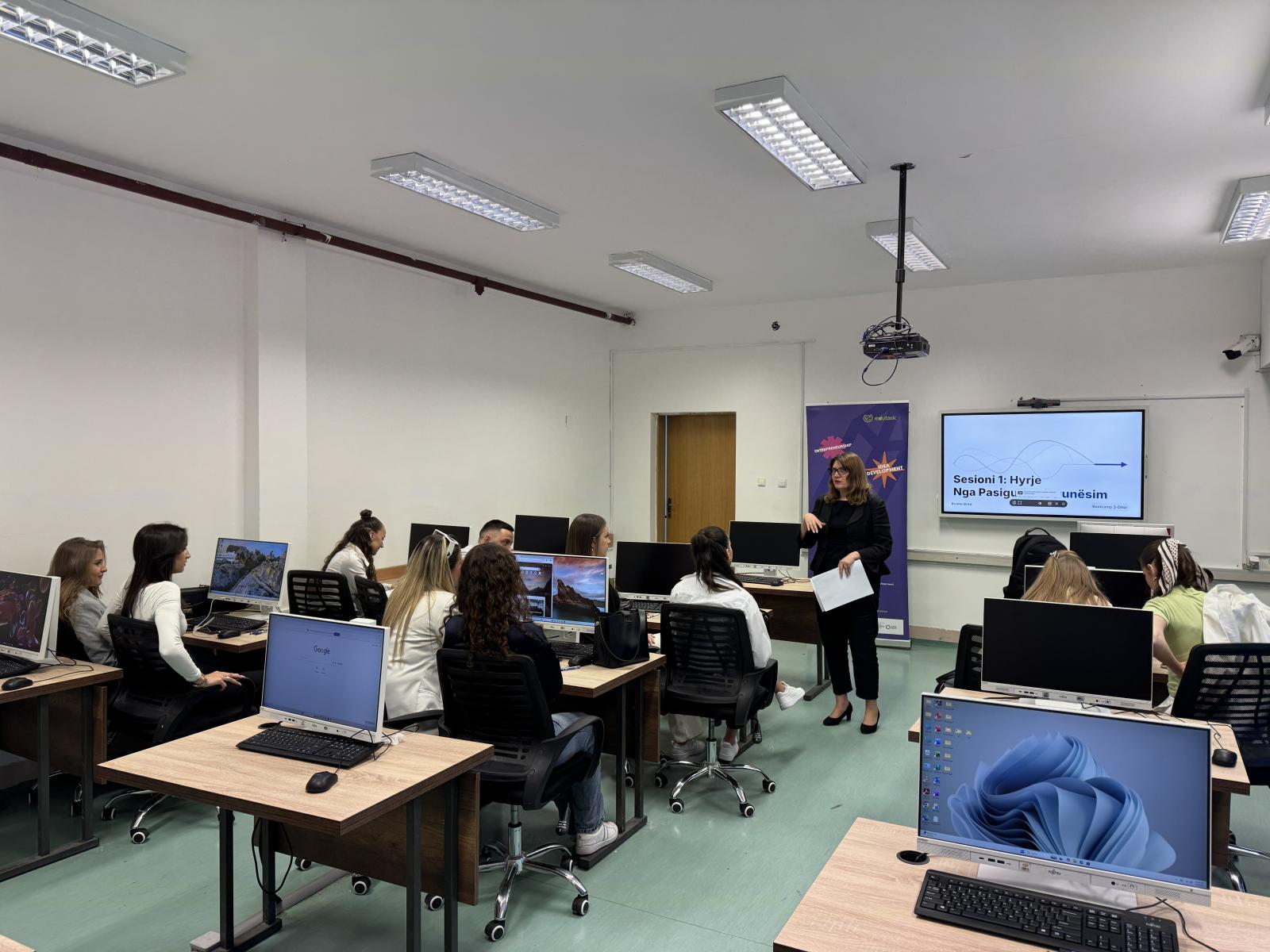 Edu Task mban trajnim per orientim ne karriere per studentet e Universitetit “Fehmi Agani” në Gjakovë