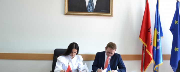 Universiteti i Gjakovës nënshkruan memorandum bashkëpunimi me OJQ “Shtëpia e Sigurt” – Gjakovë