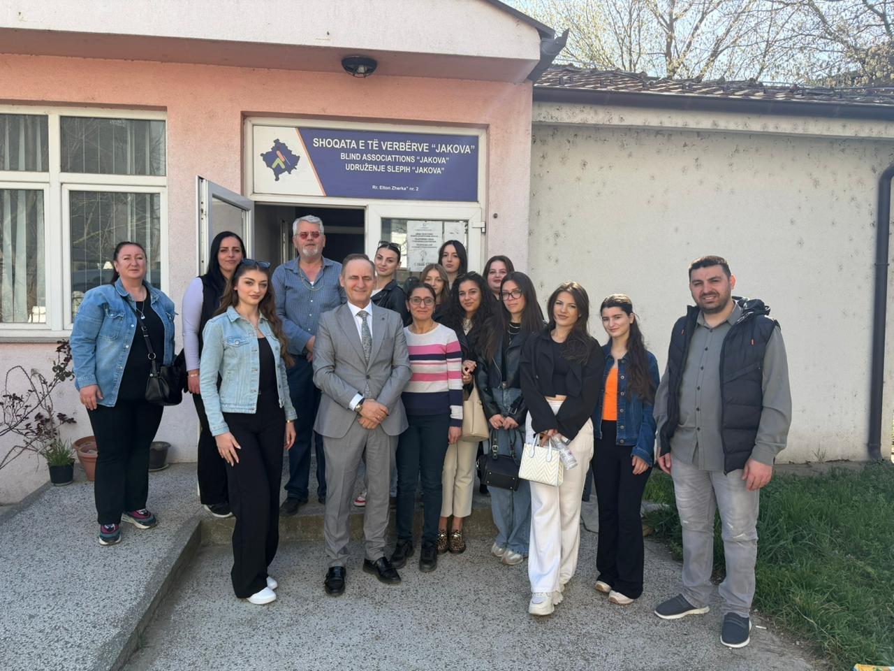 Prodekani Prof. Asoc. Dr. Sherif Sejdiu dhe Studentët e FSHS-së vizitojnë Shoqatën e të Verbërve Jakova në Gjakovë