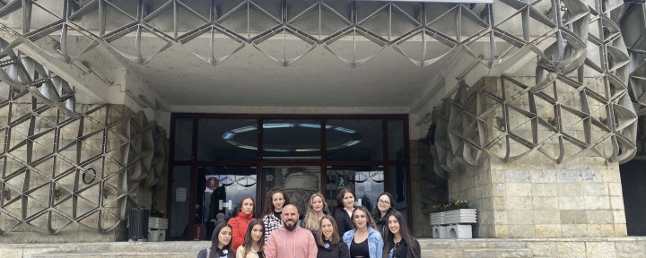 Studentët nga Klubi letrar “Gjurmët e Penës” zhvilluan vizitë studimore në Bibliotekën Kombëtare të Kosovës