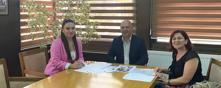 Kryesuesja e KD të UFAGJ Majlinda Haxhikadrija-Ramadani dhe Prorektorja Elsa Vula mirëpriten në takim nga kryetari i Komunës së Gjakovës z. Ardian Gjini