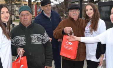 The students of the University "Fehmi Agani" distributed gifts and informative brochures to citizens on the eve of the 10th anniversary event