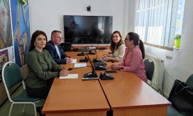 Zyra e Erasmus+ në Kosovë lavdëron Universitetin “Fehmi Agani” në vizitën monitoruese për projektin STAND