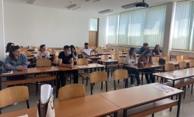 Studentët e infermierisë të Fakultetit të Mjekësisë zhvillojnë takim informues me Comsense Kosova