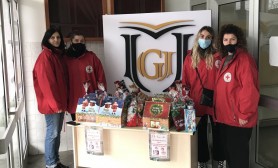 Studentët e Universitetit “Fehmi Agani” në Gjakovë sot bënë shpërndarjen e dhuratave, të cilat u dorëzuan në Kryqin e Kuq të Kosovës - Dega në Gjakovë