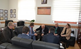 Kryetari Ardian Gjini vizitoi Universitetin e Gjakovës